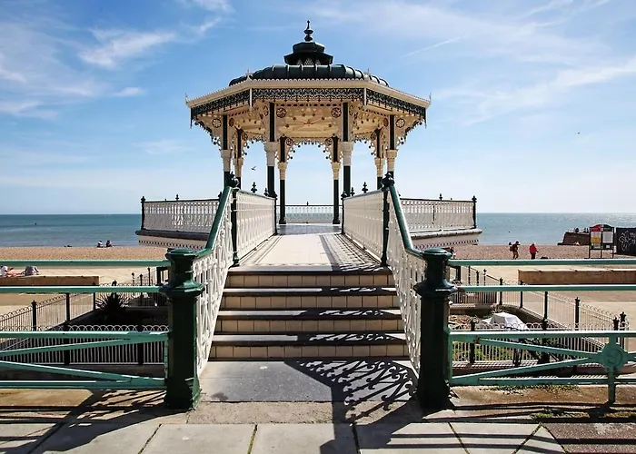 Stunning Brighton Seaside 2-Bedroom Townhouse With Patio, Sleeps 6