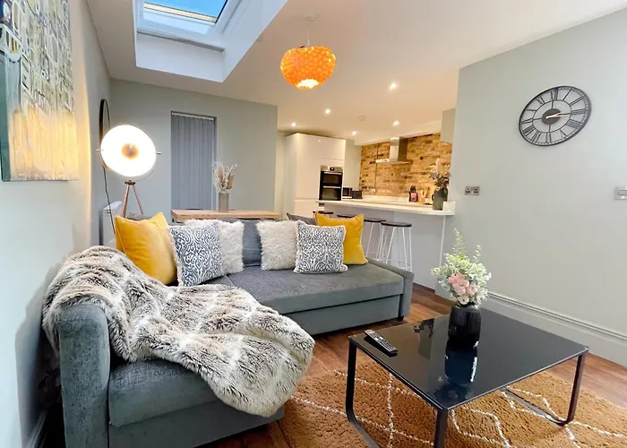 Stunning Brighton Seaside 2-Bedroom Townhouse With Patio, Sleeps 6