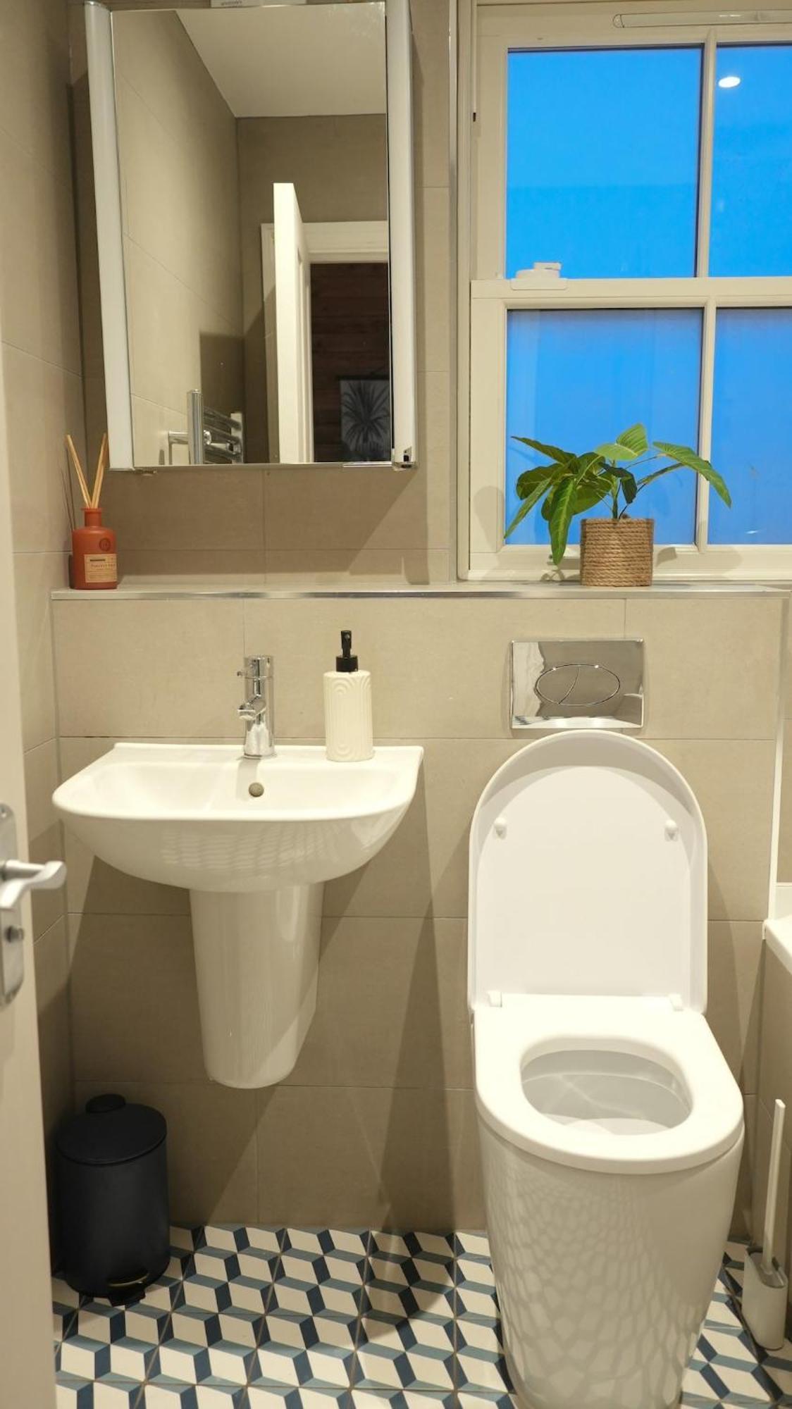 Дом отдыха Stunning Seaside 2-bedroom Townhouse With Patio, Sleeps 6 *